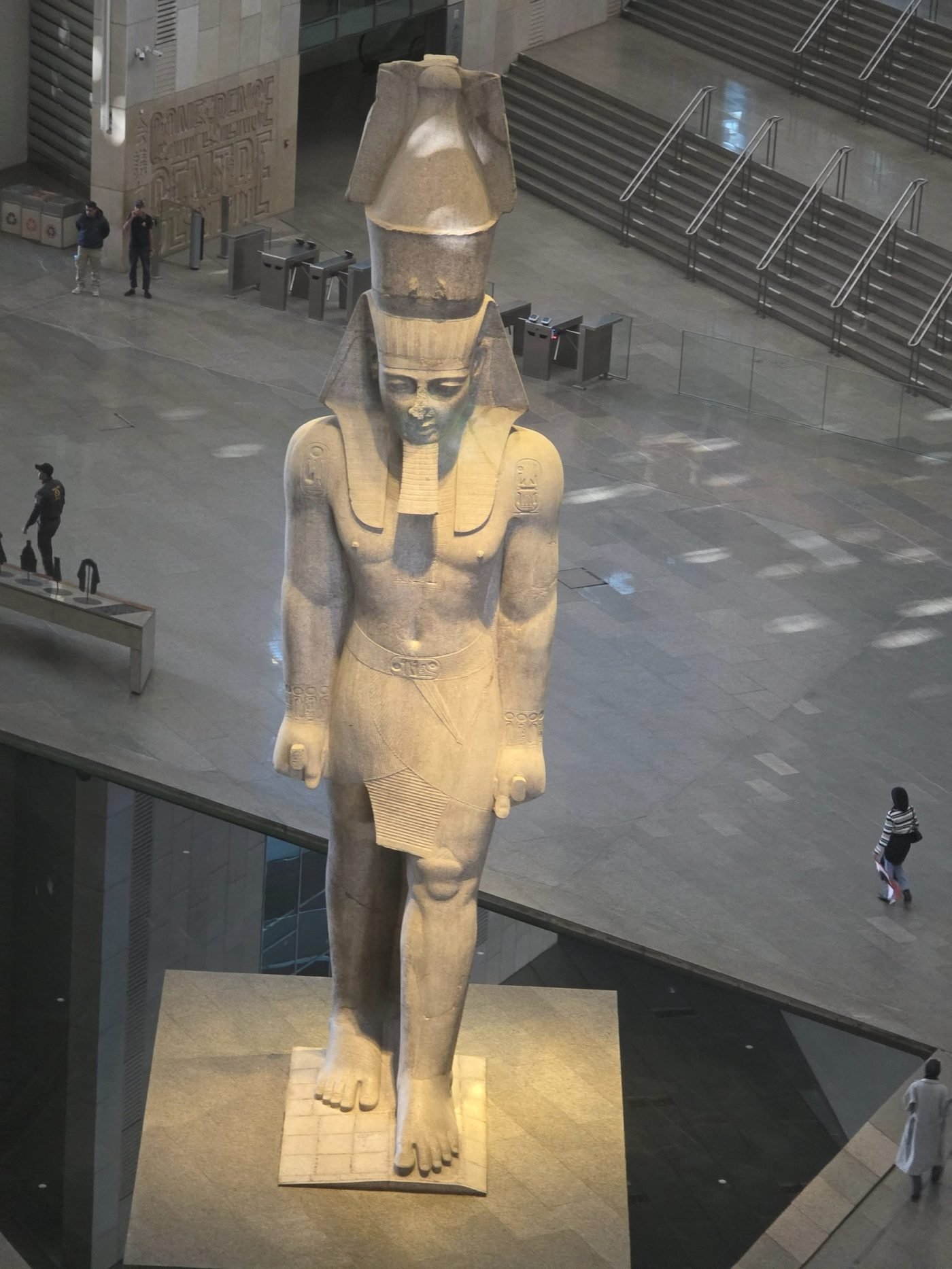 Egittosì travellers — Statue of Ramses II at the Grand Egyptian Museum